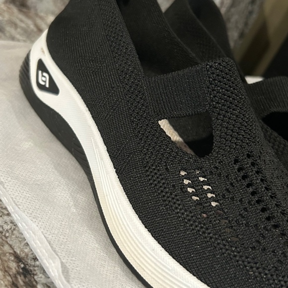 NWOT Womens Skechers Black Slip On Rubber Sole - Picture 3 of 8